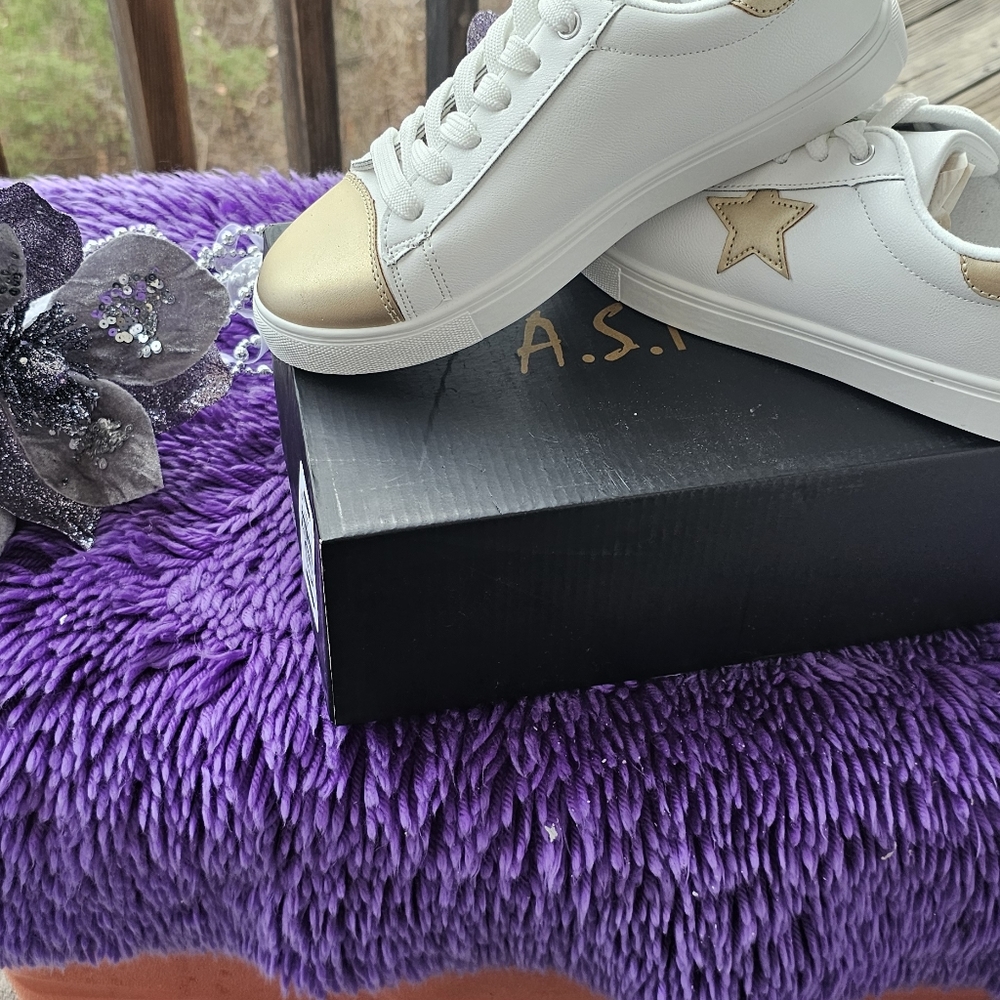 Tennis shoes